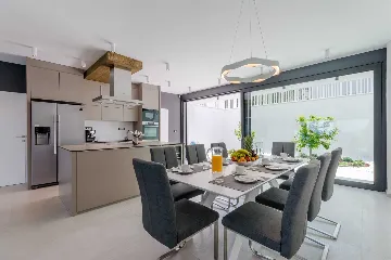 Modern Villa with Heated Pool in Sutivan