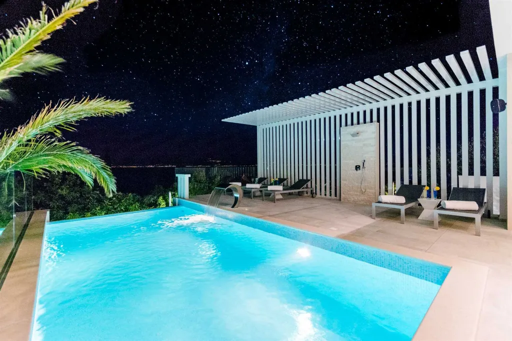 Modern Villa with Heated Pool in Sutivan