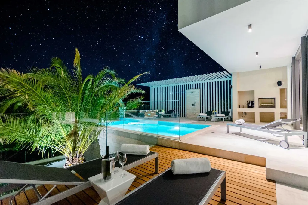 Modern Villa with Heated Pool in Sutivan