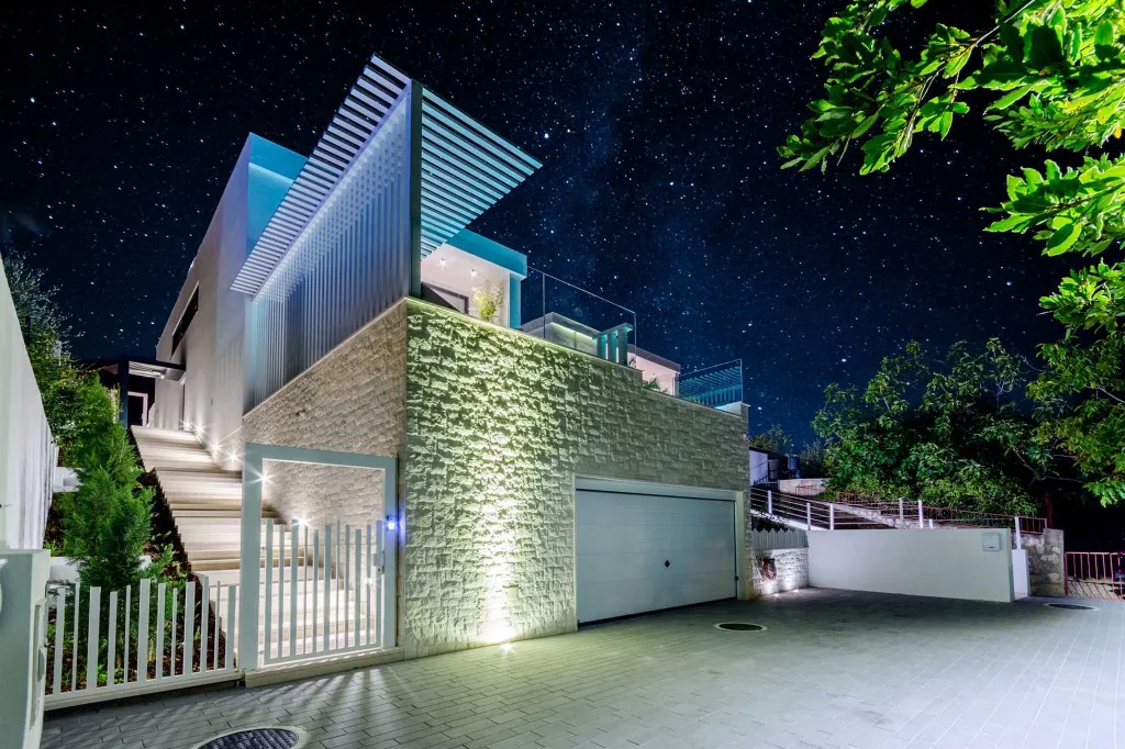 Modern Villa with Heated Pool in Sutivan