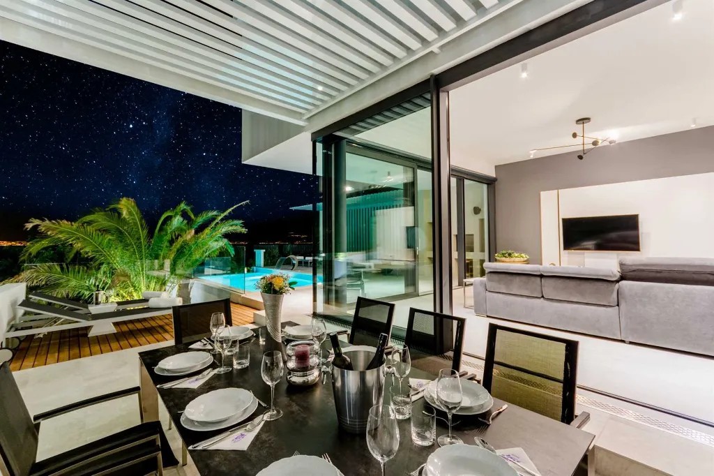 Modern Villa with Heated Pool in Sutivan