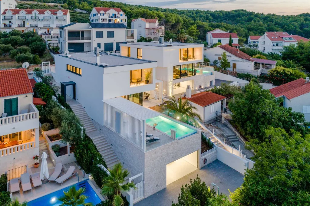 Modern Villa with Heated Pool in Sutivan
