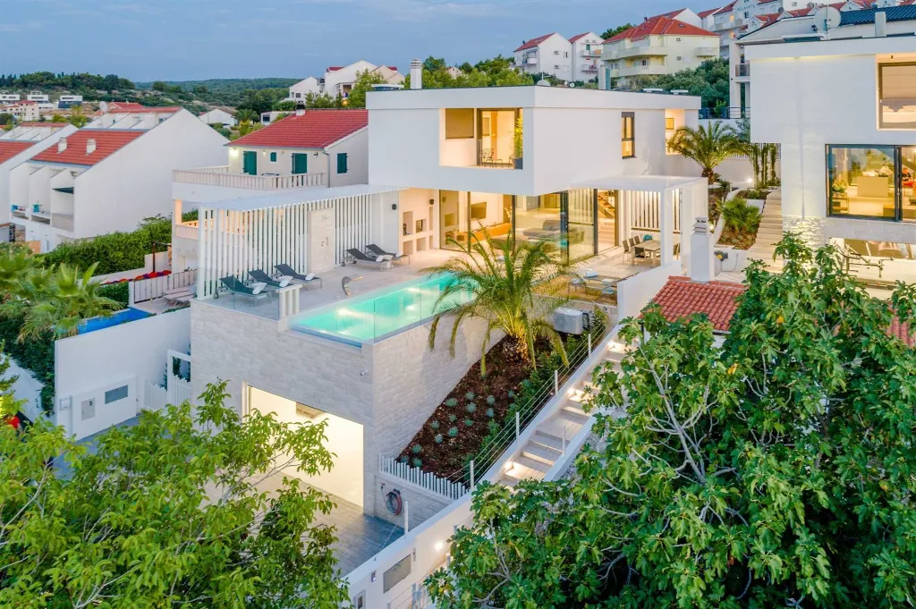 Modern Villa with Heated Pool in Sutivan