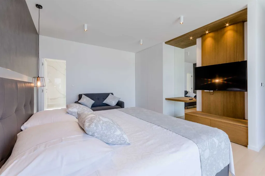 Modern Villa Retreat with Pool in Sutivan