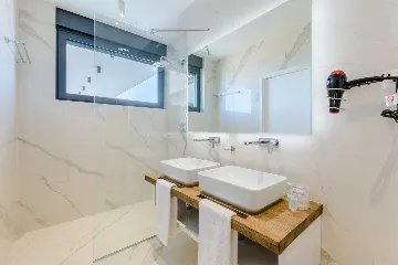 Modern Villa Retreat with Pool in Sutivan