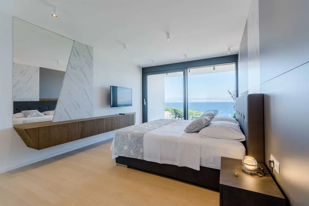 Modern Villa Retreat with Pool in Sutivan