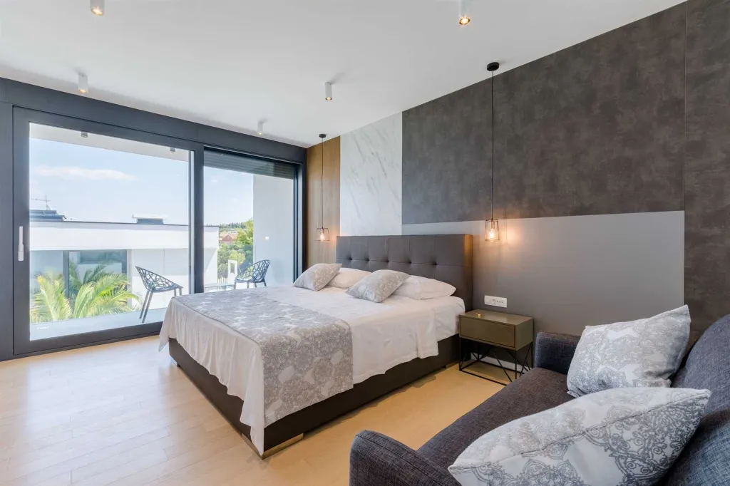 Modern Villa Retreat with Pool in Sutivan