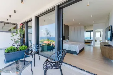 Modern Villa Retreat with Pool in Sutivan