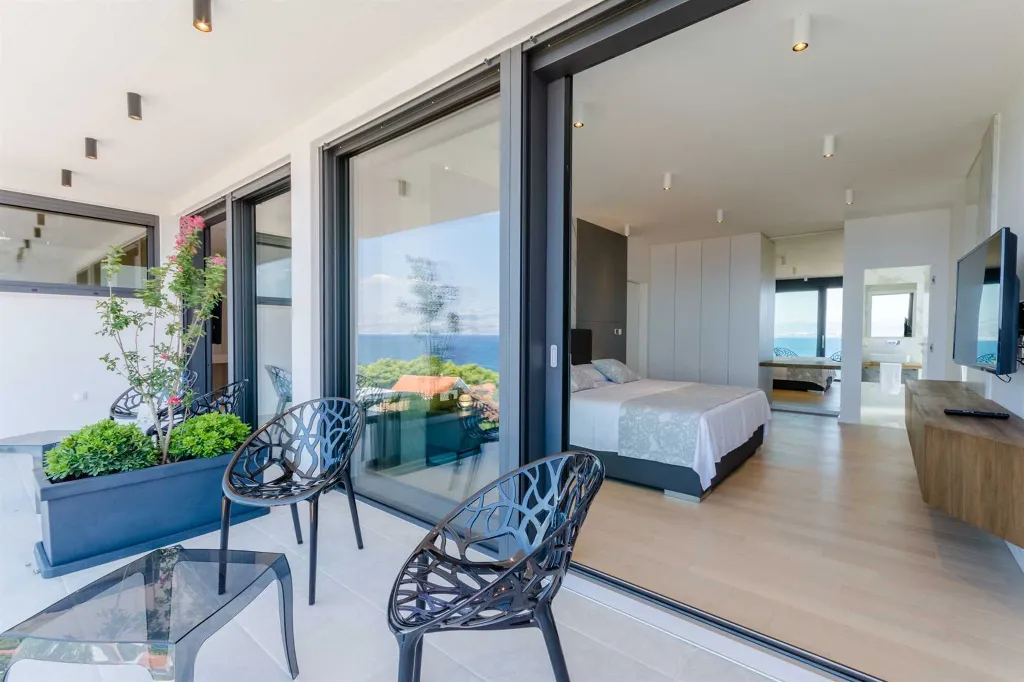 Modern Villa Retreat with Pool in Sutivan