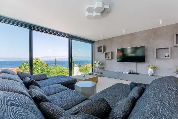 Modern Villa Retreat with Pool in Sutivan