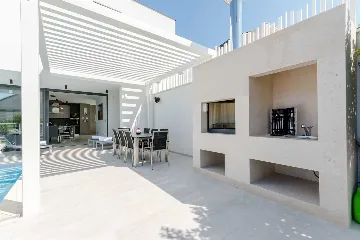 Modern Villa Retreat with Pool in Sutivan