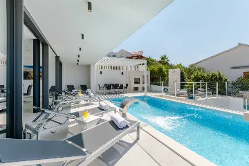 Modern Villa Retreat with Pool in Sutivan