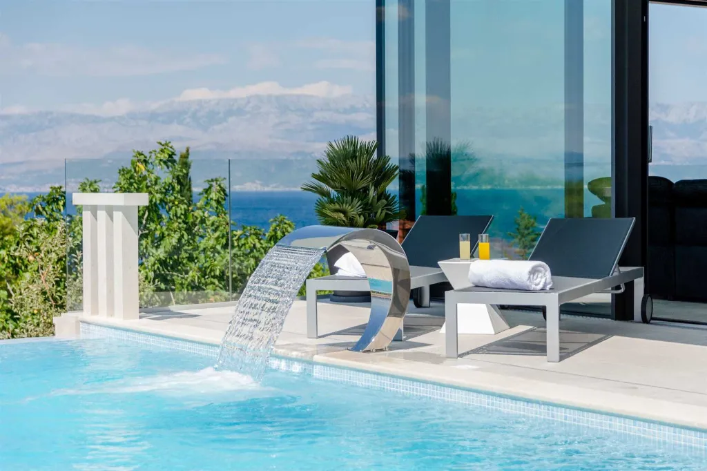 Modern Villa Retreat with Pool in Sutivan