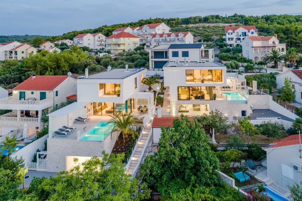 Modern Villa Retreat with Pool in Sutivan