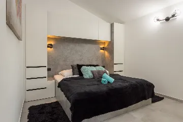 Spacious 7-Bedroom Villa Retreat in Pula