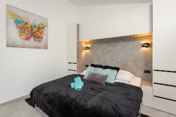 Spacious 7-Bedroom Villa Retreat in Pula