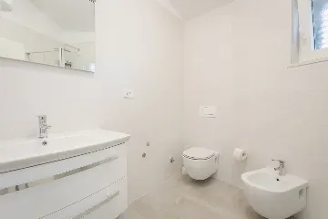 Spacious 7-Bedroom Villa Retreat in Pula