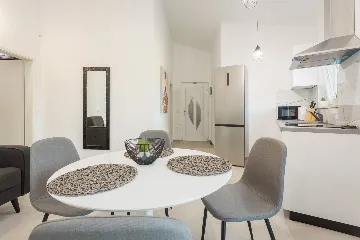 Spacious 7-Bedroom Villa Retreat in Pula