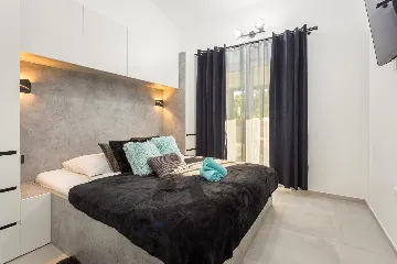 Spacious 7-Bedroom Villa Retreat in Pula