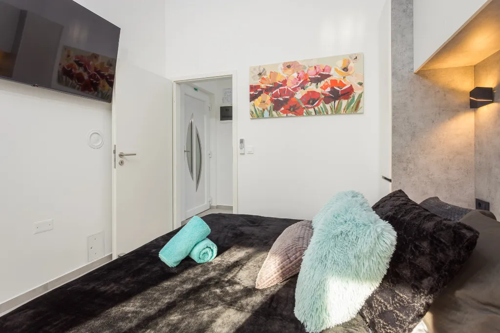 Spacious 7-Bedroom Villa Retreat in Pula