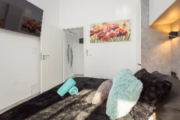 Spacious 7-Bedroom Villa Retreat in Pula