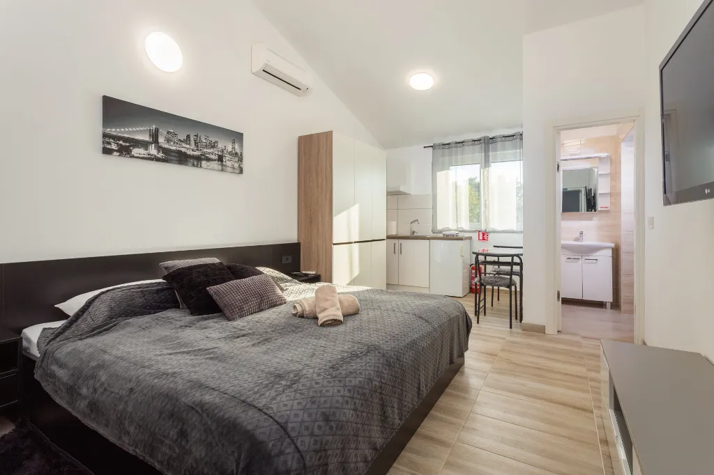 Spacious 7-Bedroom Villa Retreat in Pula