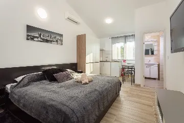 Spacious 7-Bedroom Villa Retreat in Pula