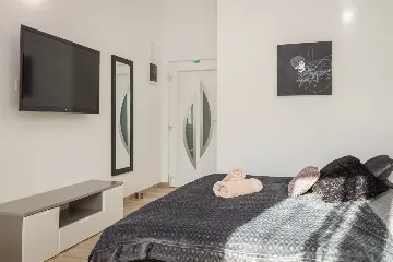 Spacious 7-Bedroom Villa Retreat in Pula