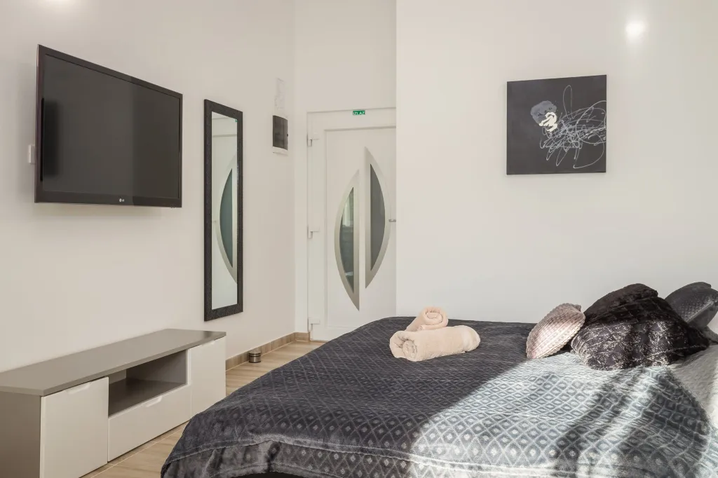 Spacious 7-Bedroom Villa Retreat in Pula