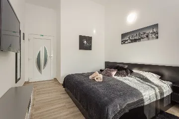 Spacious 7-Bedroom Villa Retreat in Pula