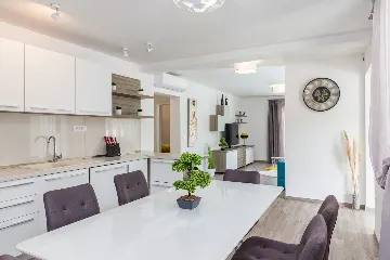 Spacious 7-Bedroom Villa Retreat in Pula