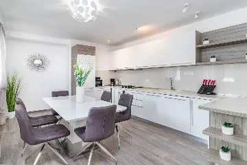 Spacious 7-Bedroom Villa Retreat in Pula