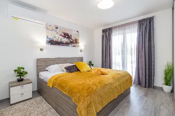 Spacious 7-Bedroom Villa Retreat in Pula