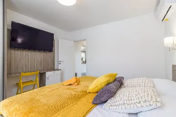 Spacious 7-Bedroom Villa Retreat in Pula