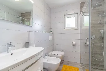 Spacious 7-Bedroom Villa Retreat in Pula