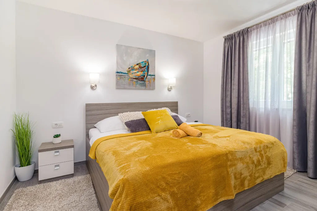 Spacious 7-Bedroom Villa Retreat in Pula