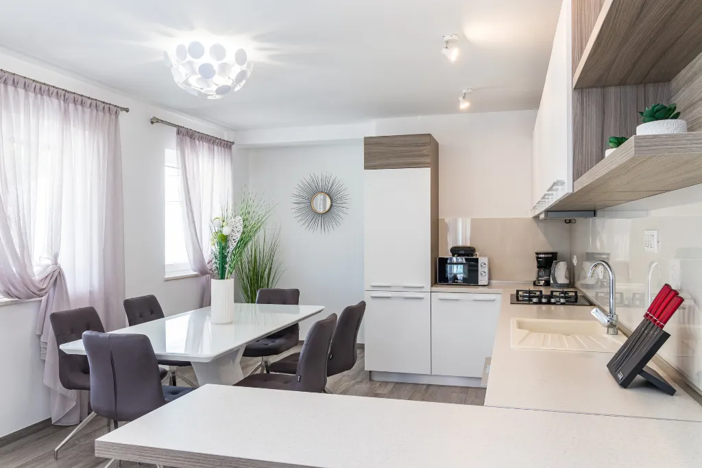 Spacious 7-Bedroom Villa Retreat in Pula
