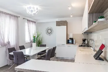 Spacious 7-Bedroom Villa Retreat in Pula