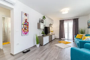 Spacious 7-Bedroom Villa Retreat in Pula