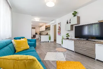 Spacious 7-Bedroom Villa Retreat in Pula