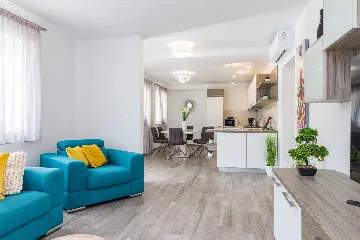 Spacious 7-Bedroom Villa Retreat in Pula