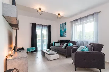 Spacious 7-Bedroom Villa Retreat in Pula