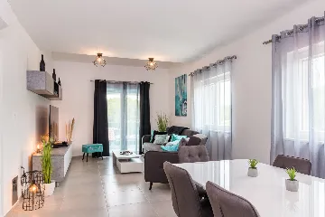 Spacious 7-Bedroom Villa Retreat in Pula