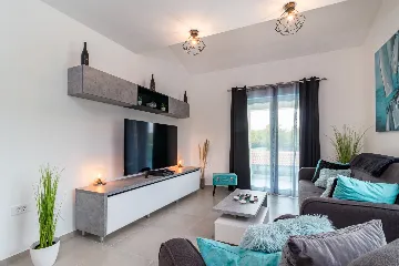 Spacious 7-Bedroom Villa Retreat in Pula