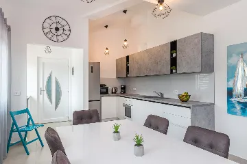 Spacious 7-Bedroom Villa Retreat in Pula