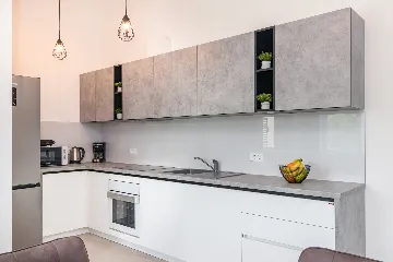 Spacious 7-Bedroom Villa Retreat in Pula