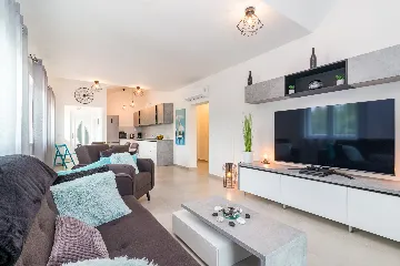 Spacious 7-Bedroom Villa Retreat in Pula