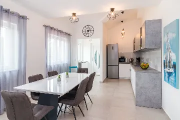 Spacious 7-Bedroom Villa Retreat in Pula