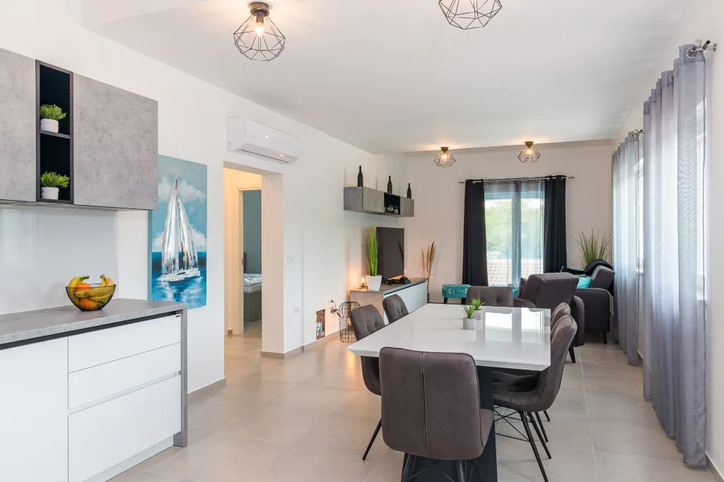 Spacious 7-Bedroom Villa Retreat in Pula