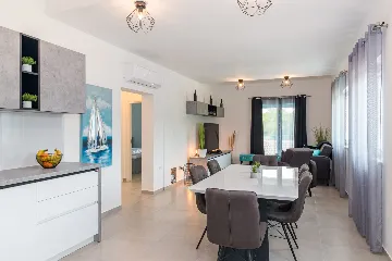 Spacious 7-Bedroom Villa Retreat in Pula